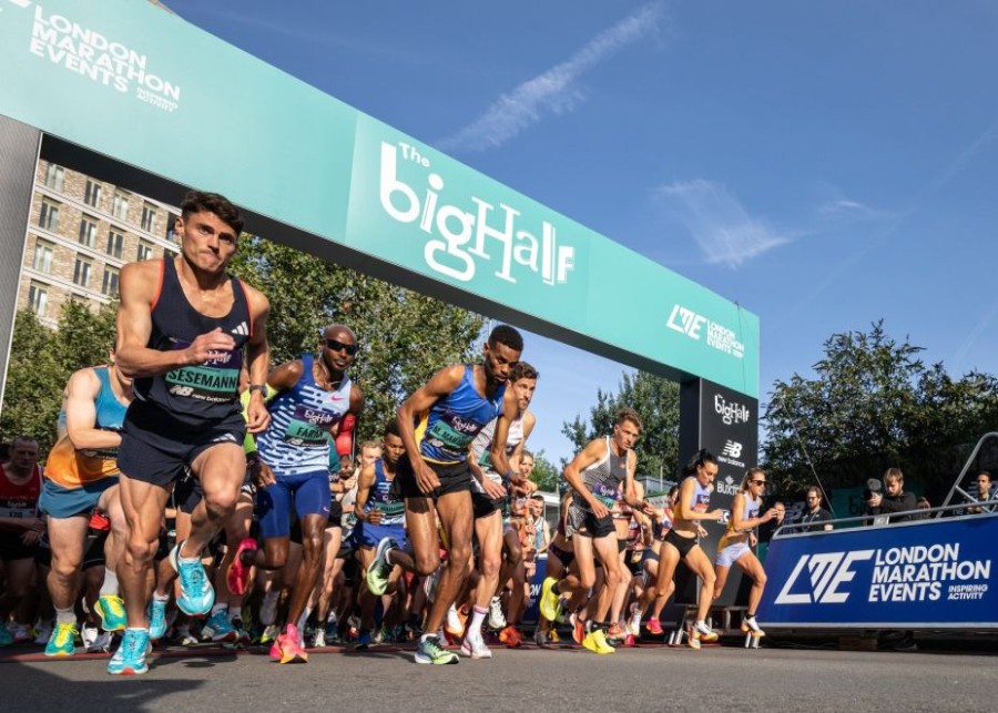 runners just starting at the big half in London